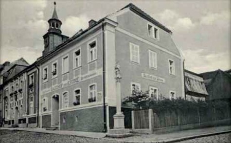 Hotel Zur Krone. I ratusz. Zdjęcie z 1933 roku.
